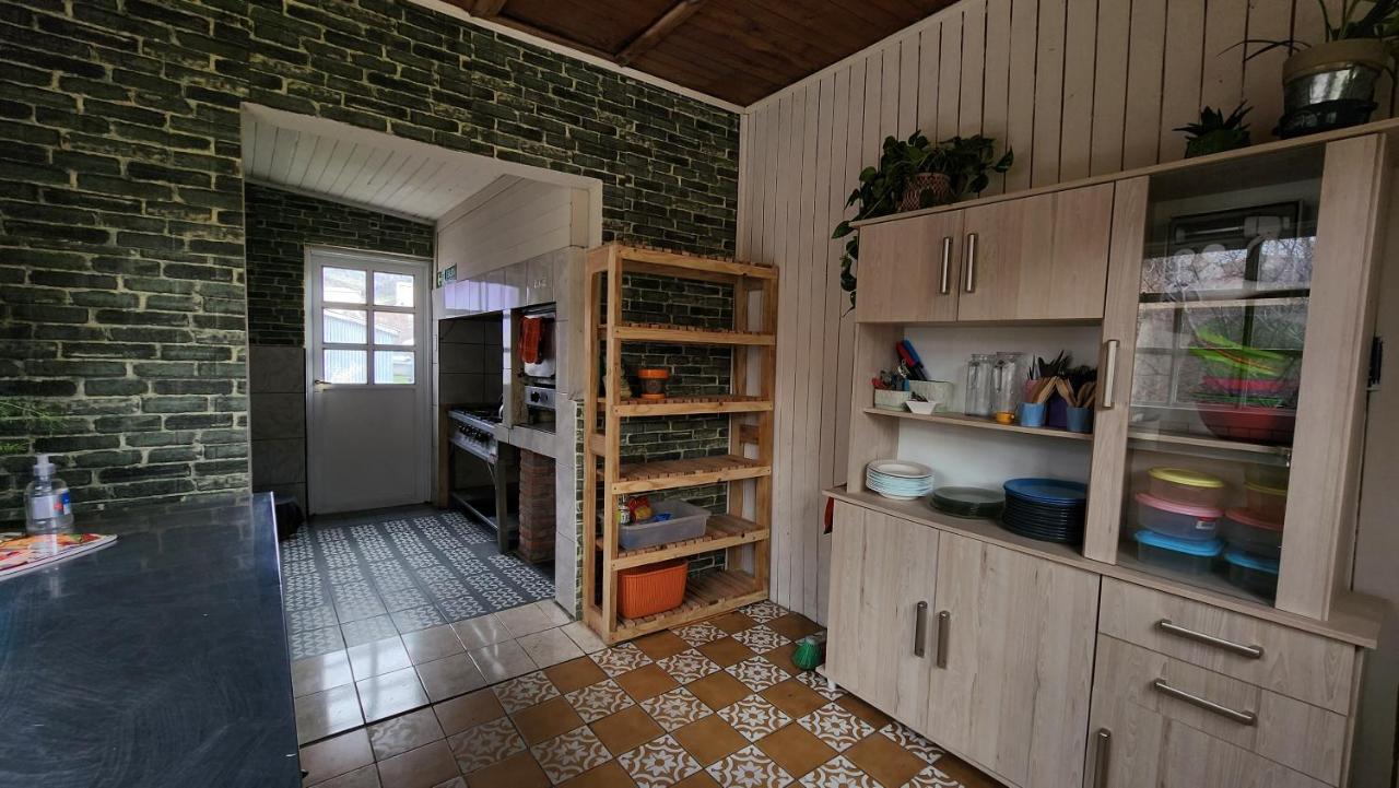Hostel Del Lago, Habitaciones Privadas Y Cabanas エル・チャルテン エクステリア 写真