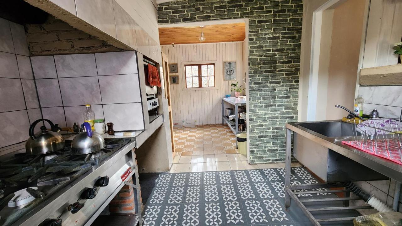 Hostel Del Lago, Habitaciones Privadas Y Cabanas エル・チャルテン エクステリア 写真