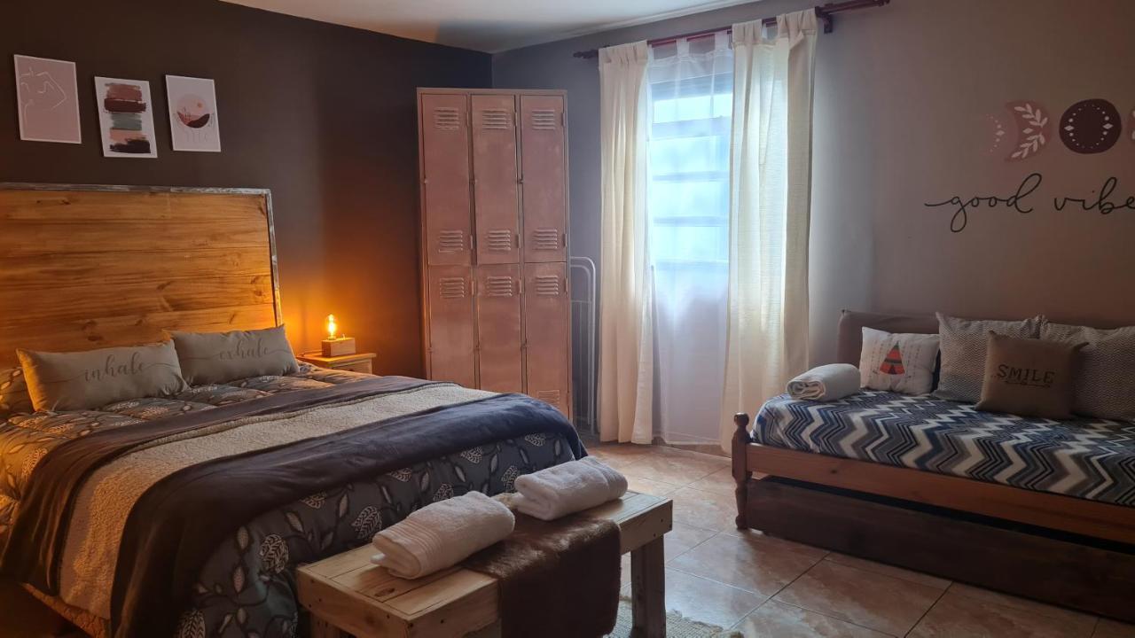 Hostel Del Lago, Habitaciones Privadas Y Cabanas エル・チャルテン エクステリア 写真