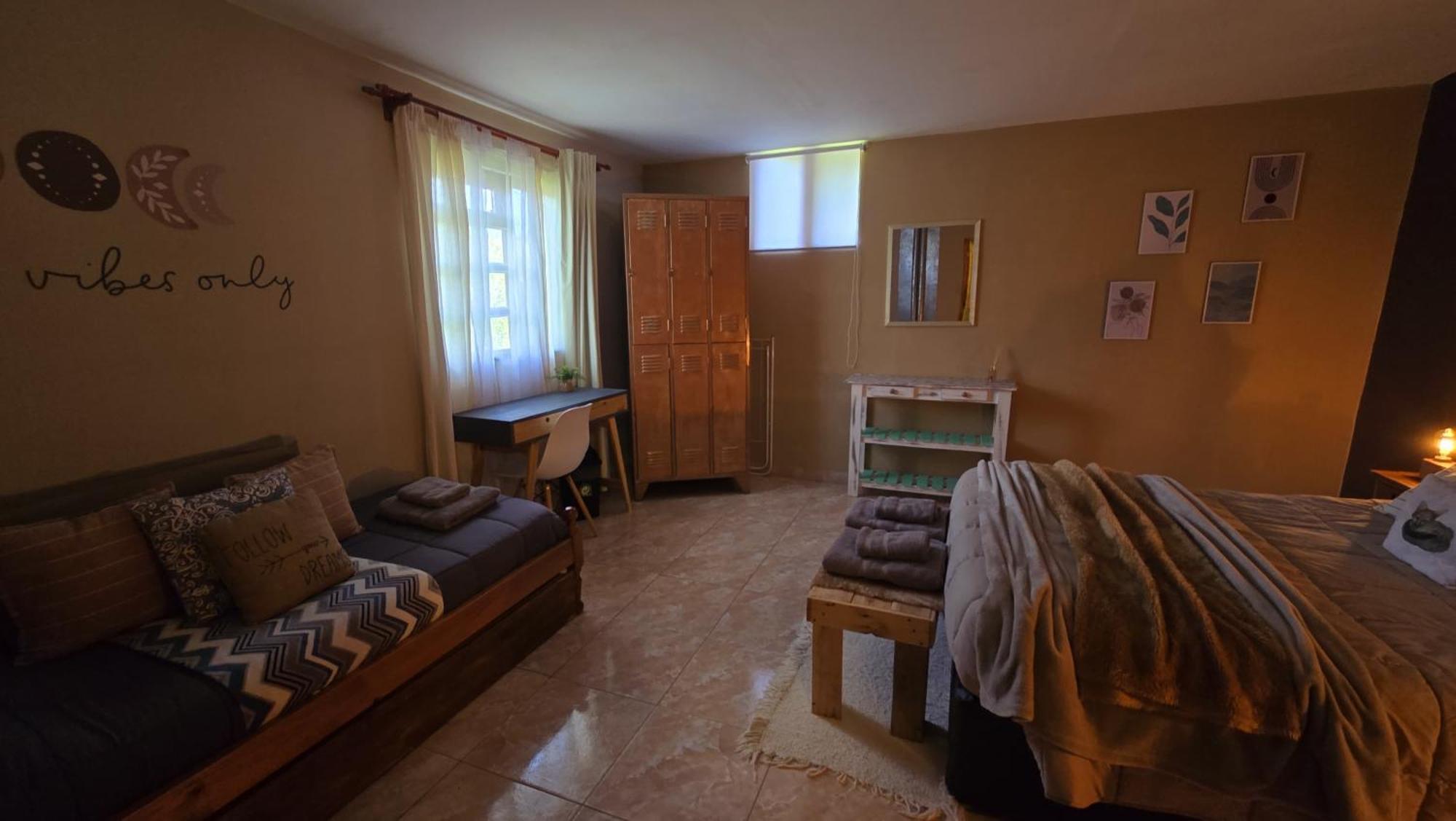 Hostel Del Lago, Habitaciones Privadas Y Cabanas エル・チャルテン エクステリア 写真
