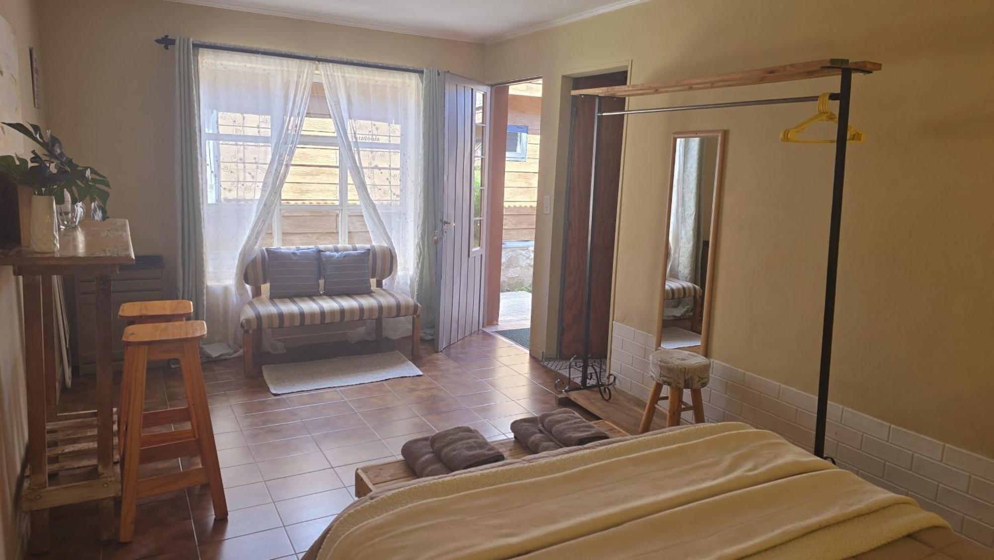 Hostel Del Lago, Habitaciones Privadas Y Cabanas エル・チャルテン エクステリア 写真