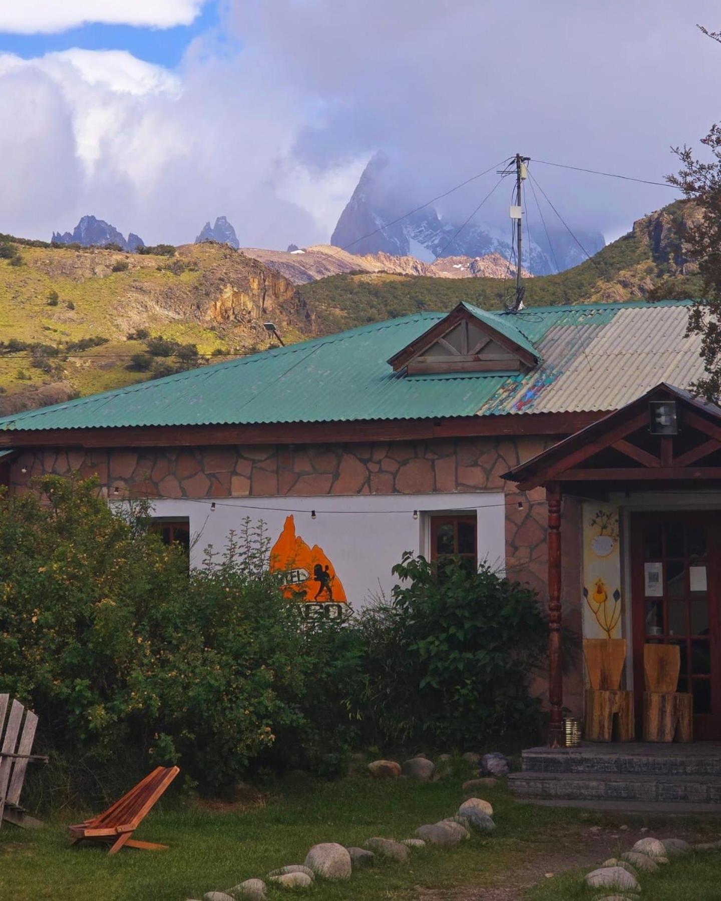 Hostel Del Lago, Habitaciones Privadas Y Cabanas エル・チャルテン エクステリア 写真