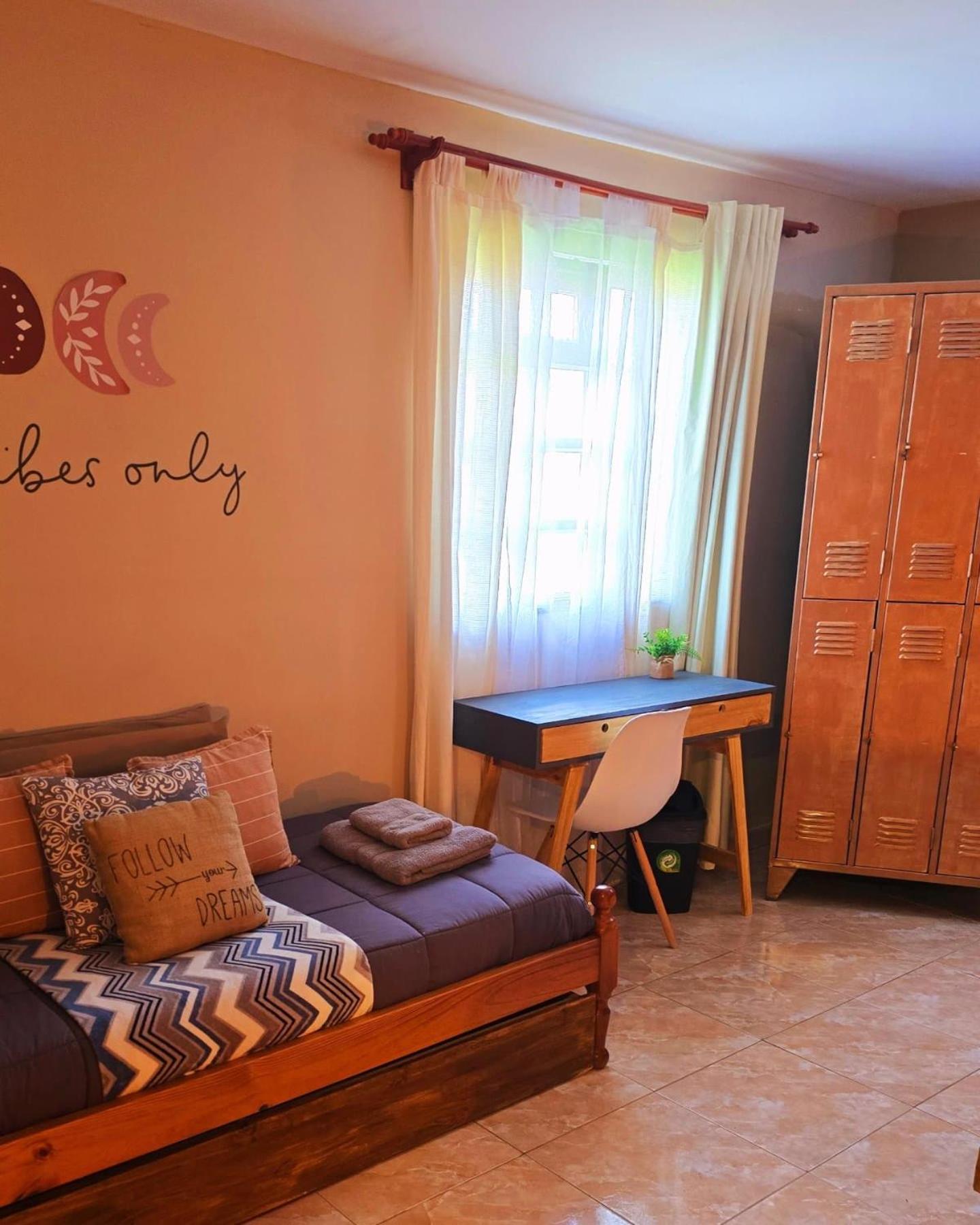 Hostel Del Lago, Habitaciones Privadas Y Cabanas エル・チャルテン エクステリア 写真