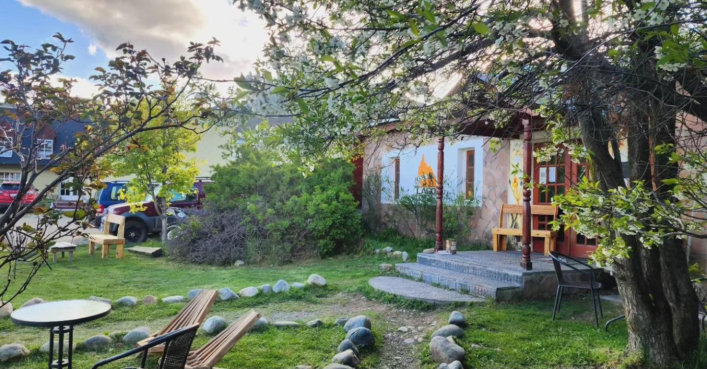 Hostel Del Lago, Habitaciones Privadas Y Cabanas エル・チャルテン エクステリア 写真