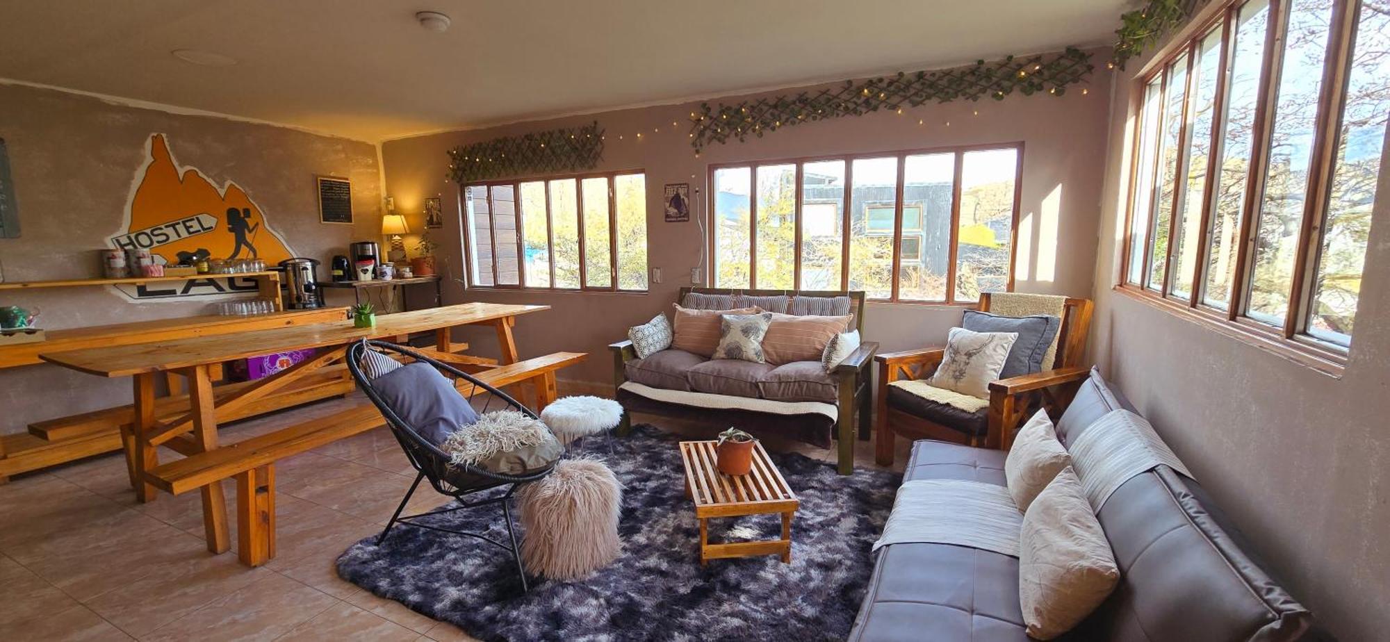 Hostel Del Lago, Habitaciones Privadas Y Cabanas エル・チャルテン エクステリア 写真