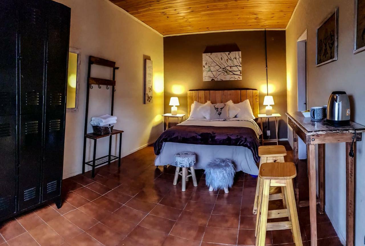 Hostel Del Lago, Habitaciones Privadas Y Cabanas エル・チャルテン エクステリア 写真